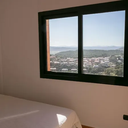 Apartment 2 Bedroom Close To The Center Of Begur. Terrace And Panoramic Sea Views
